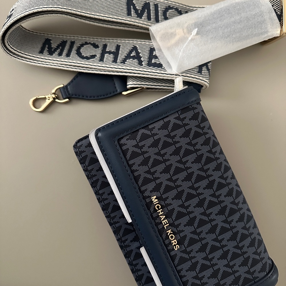 BRAND NEW Michael Kors smartphone crossbody